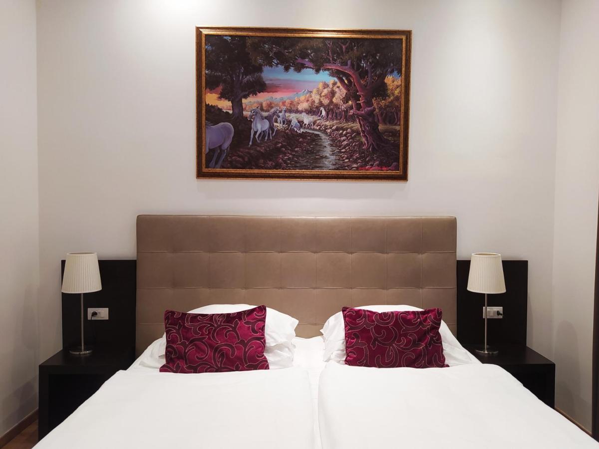 The Palace And 4*